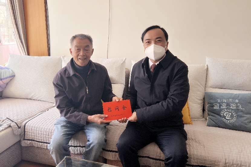慰问老党员 孔宪泽